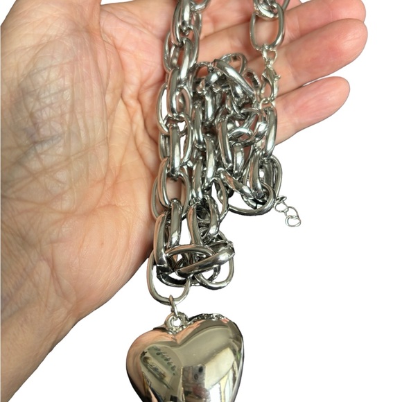 GOLD OR SILVER CHOKER NECKLACE WITH LARGE HANGING HEART - Picture 8 of 9